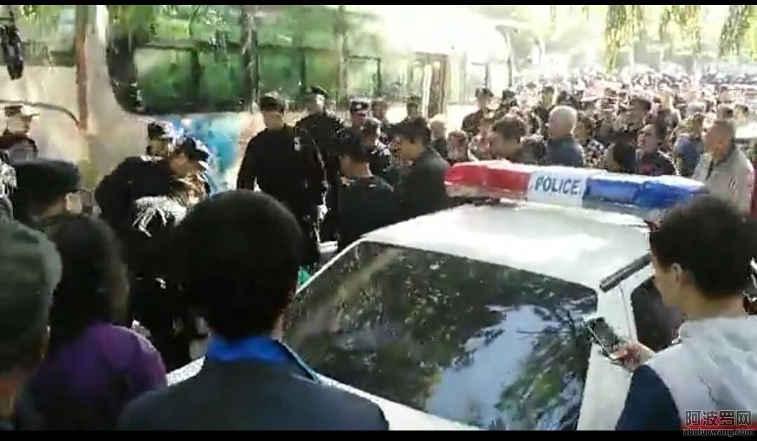 北京警察拉示威者
