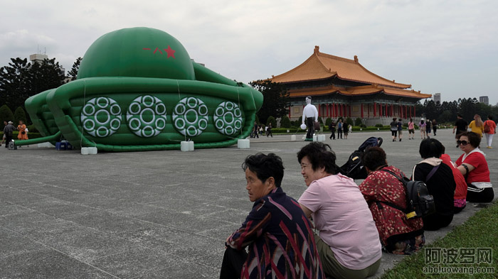 2019-05-21T101819Z_1316800315_RC1828F09880_RTRMADP_3_CHINA-TIANANMEN-TAIWAN.JPG