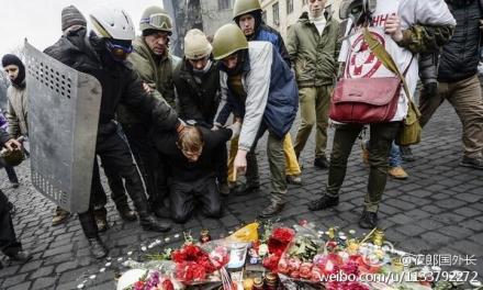 乌克兰让狙击手给罹难者跪下.jpg