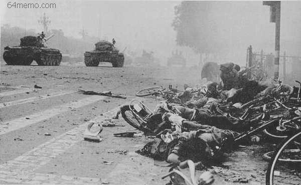1989年6月4日早晨，中国北京，碾压市民后扬长而去的中共解放军坦克
