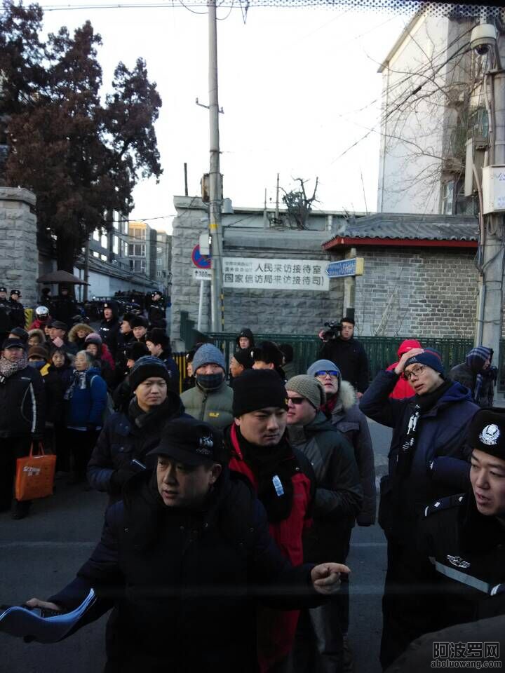 E上海千人到国办大集访，冒着敌人的炮火前进.jpg