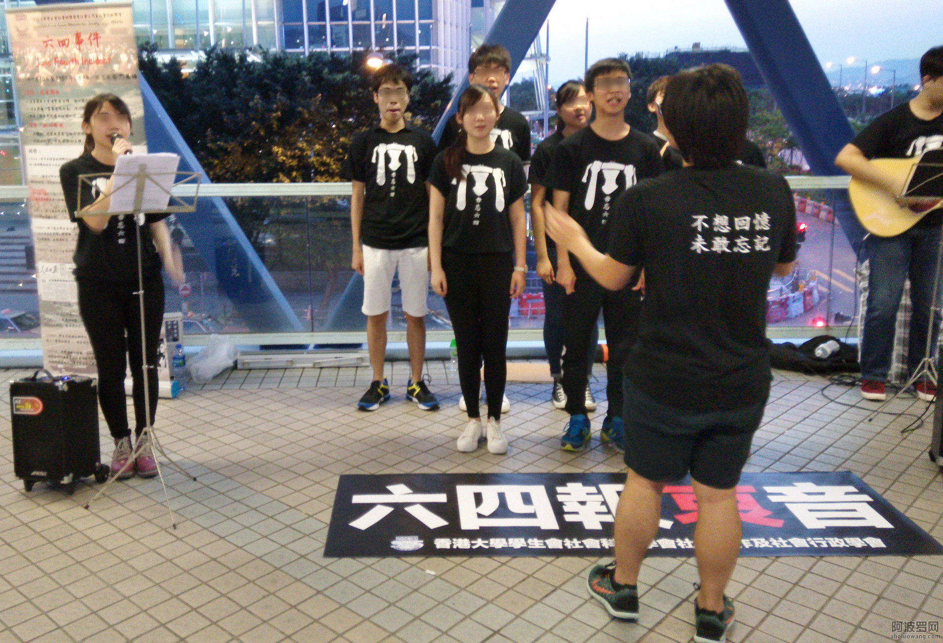 香港学生表演 六四报哀音1.jpg