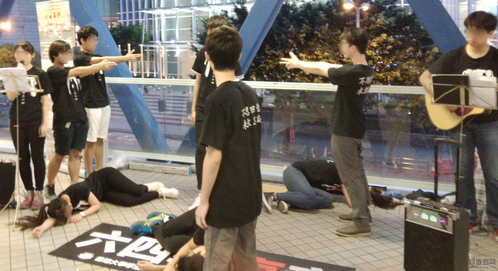 香港学生表演 六四报哀音2.jpg