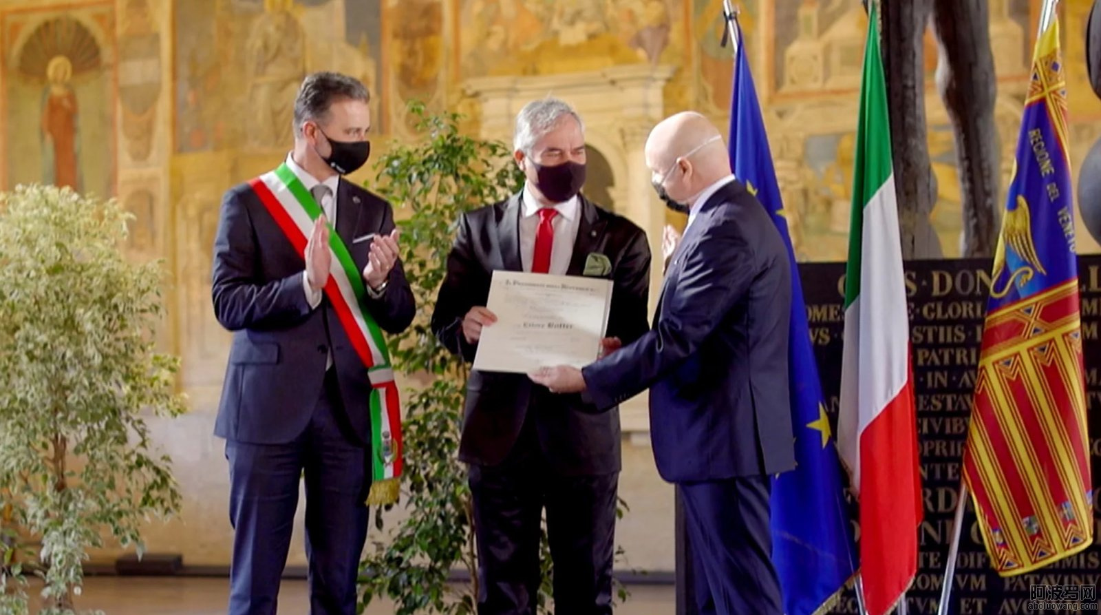義大利總統向帕多瓦山達基教會的志願牧師代表授予義大利共和國騎士稱號.jpg