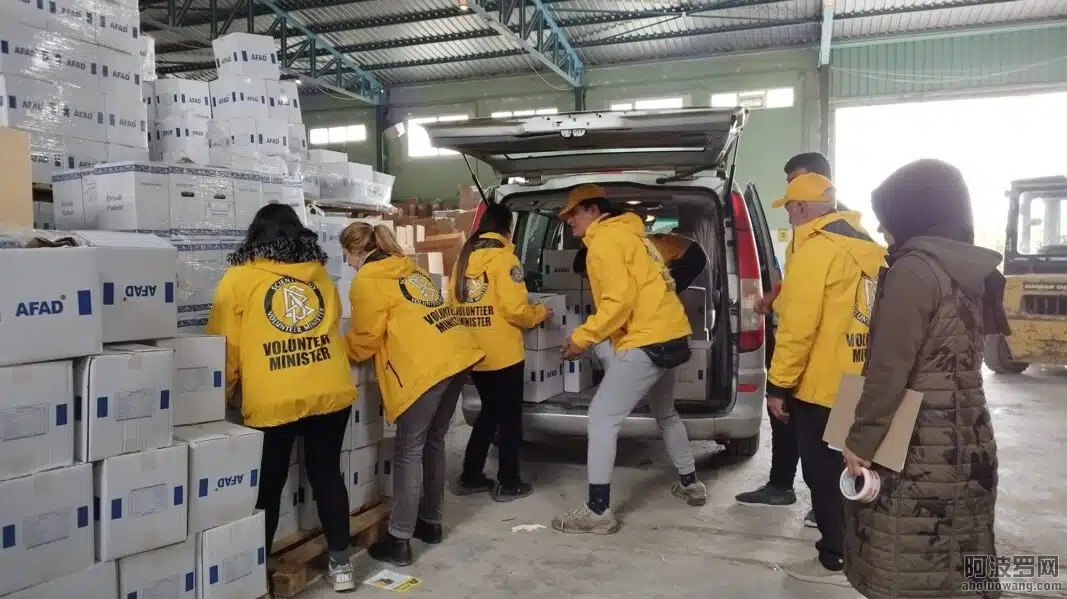山達基志願牧師協助分發 78 噸捐贈的食物、衣服和其他物品.jpg