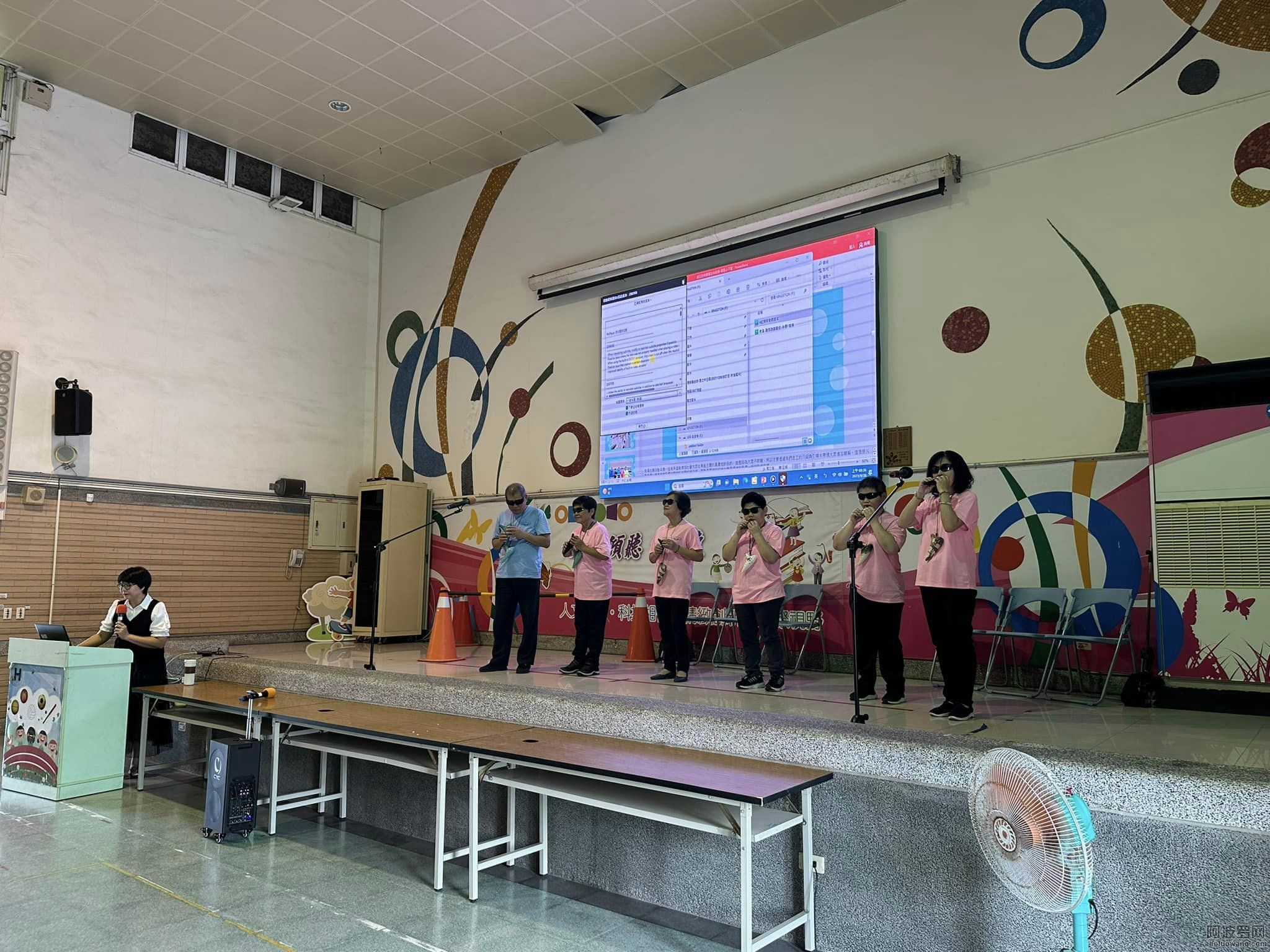 嘉義市盲人福利協進會的向日葵陶笛樂團為學生們演奏.jpg