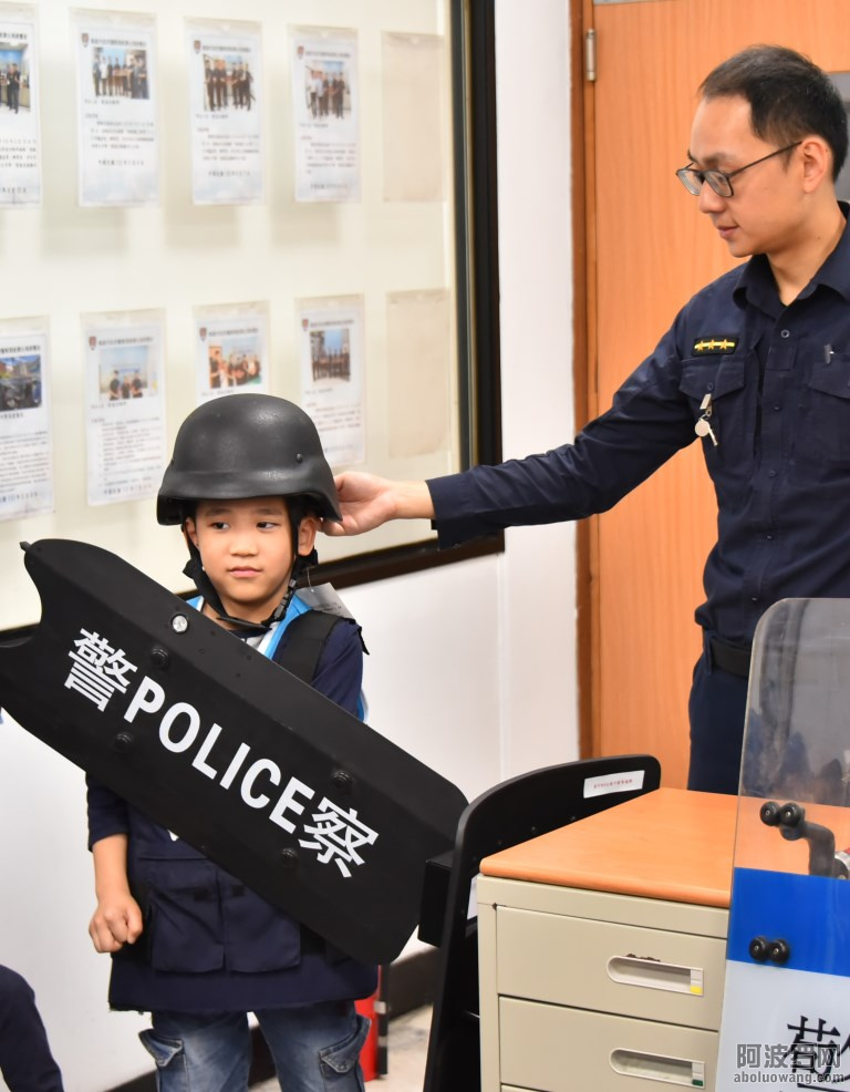 孩子們實際體驗小小警察.jpg