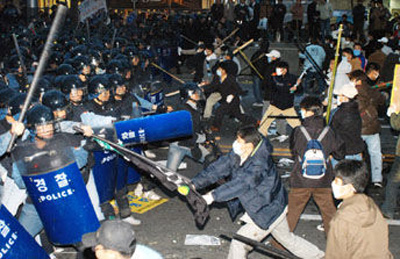 韩国人面对警察