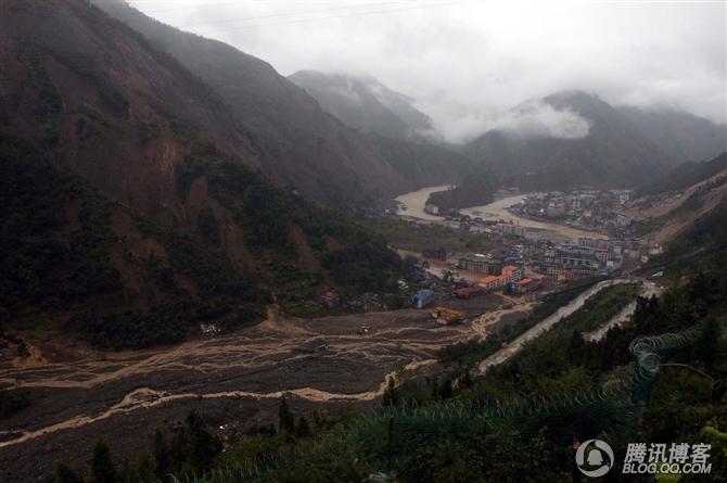 远处眺望北川老县城入口三倒拐左边建筑被毁情景.jpg