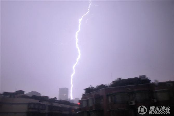 9·24，这样的雷电瞬间，平均几秒就是一次.JPG