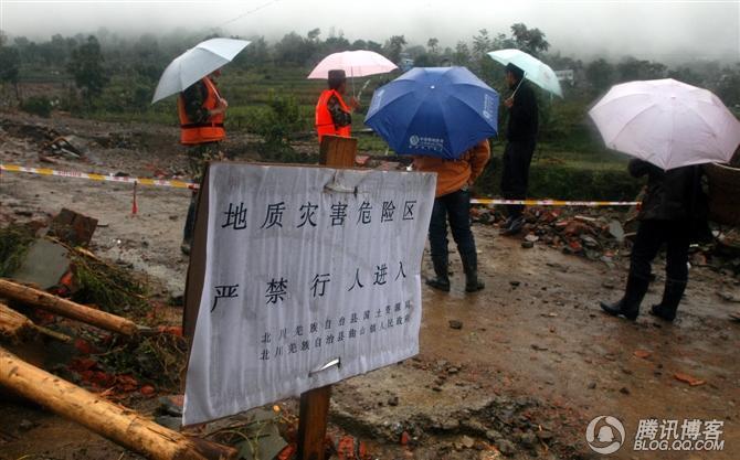 遭受巨大泥石流袭击的任家坪已被武警封锁.JPG