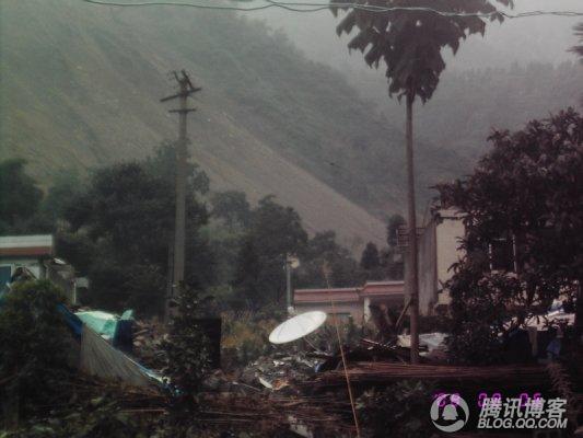 地震后暴雨前西山坡周围村民居住地.jpg