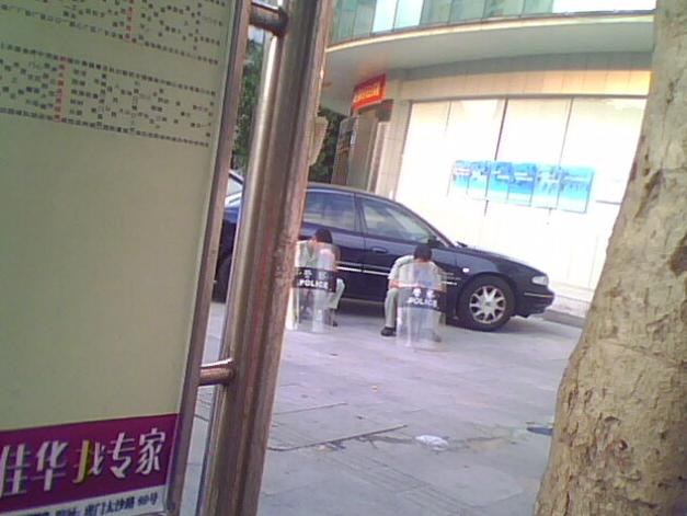 防暴队的人员累了在虎门劳动分局门前.jpg