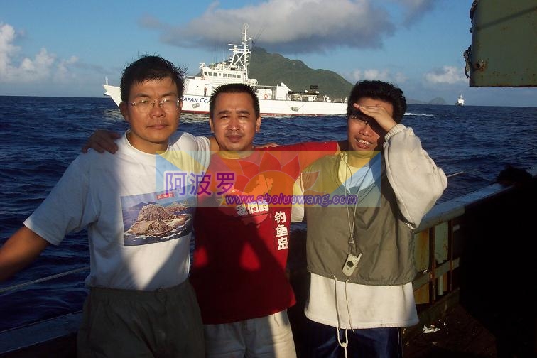 资料照片：中间穿红色T恤者为大陆保钓人士李义强.JPG