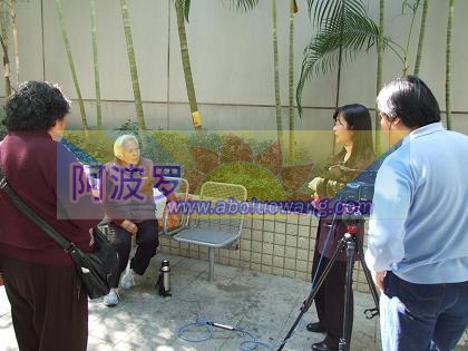 唐伍妹在香港接受记者采访-081206.jpg