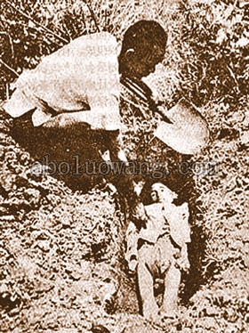 1960年一名农民将饿死的孩子埋葬.jpg