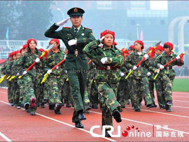 2010年10月23日， 北京，在石景山体育场举行的石景山区少年军校第八届军事训练成果汇报会上，“少年军校”学员接 ...