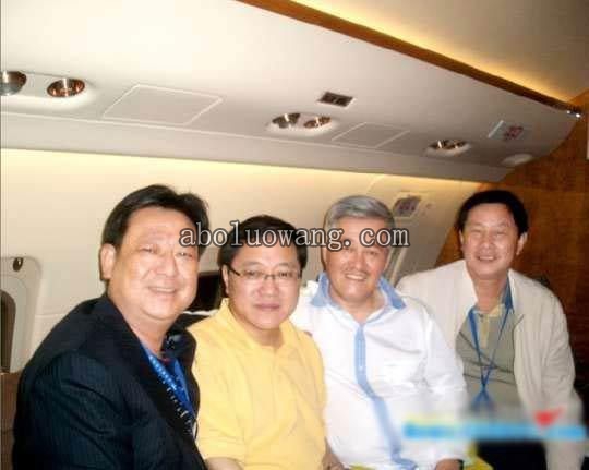 常德市市长陈文浩（左二）、常德机场分公司总经理何学君（左四）与赵本山合影。 ...