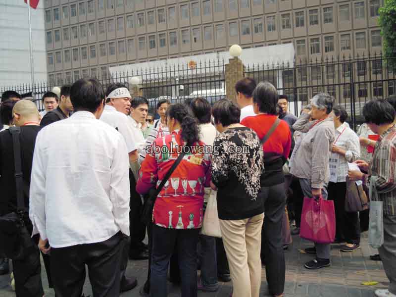 2011年6月1日上海访民一中院前我要立案，法院领导出来接待.jpg