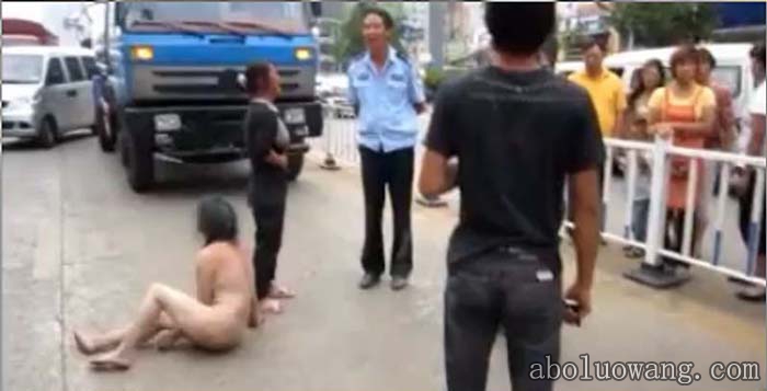 妇女被男警察扒光裸体示众3.jpg