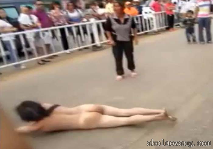 妇女被男警察扒光裸体示众2.jpg