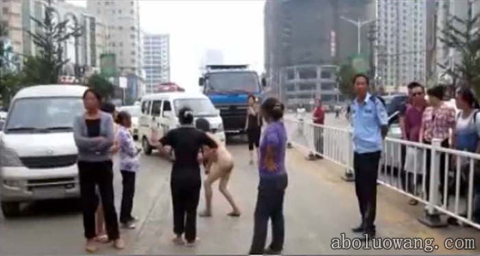 妇女被男警察扒光裸体示众1.jpg