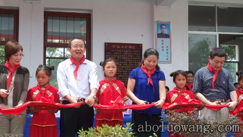 麻江县宣威镇云凯小学新教学楼剪彩仪式情景（左三为田承强先生、中为县长陈晓琼、右一为田承刚先生） ...