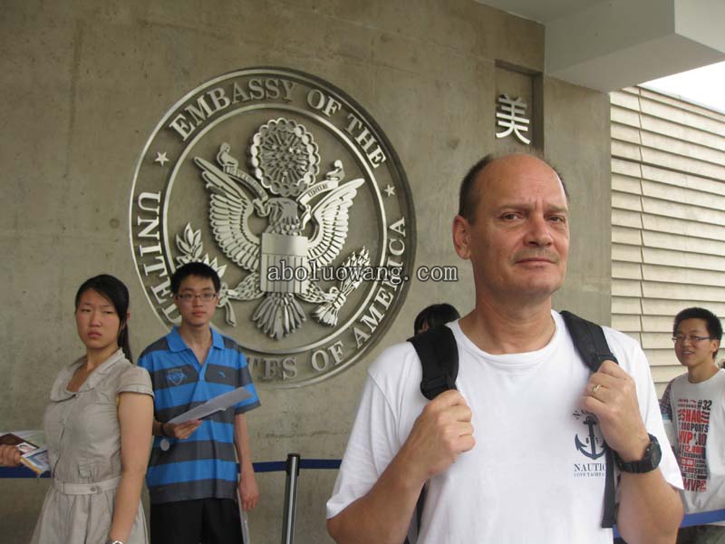 我丈夫在北京美国大使馆.JPG