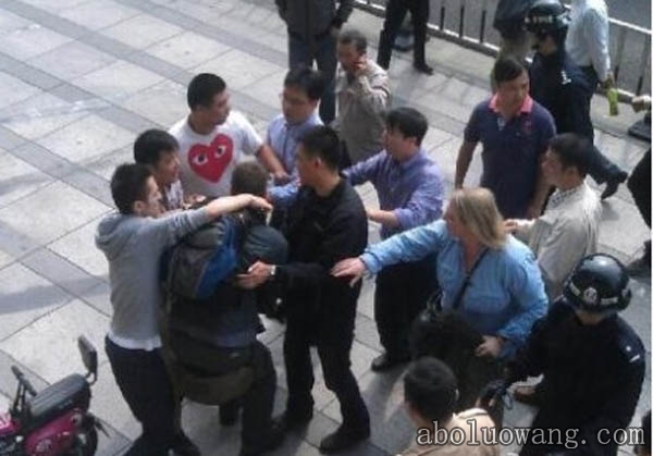 美帝前线记者遭到中国便衣的逮捕。.jpg