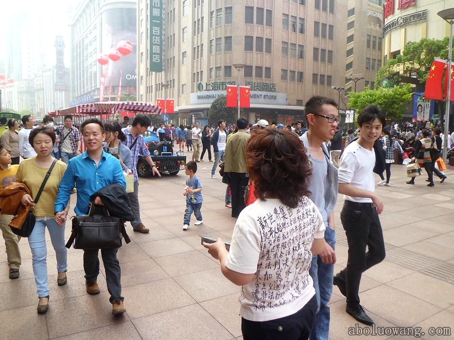 上海访民在市中心举幅诉冤，说服了警察和民众
