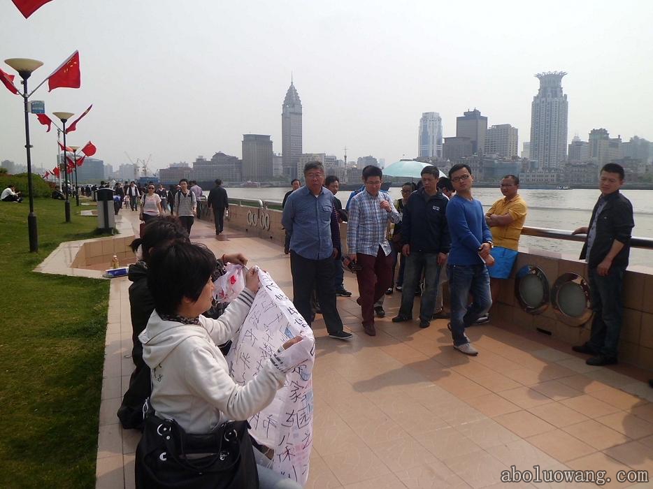 上海访民在陆家嘴举幅诉冤，受到游客路人的关注声援