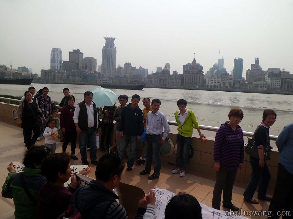 上海访民在陆家嘴举幅诉冤，受到游客路人的关注声援