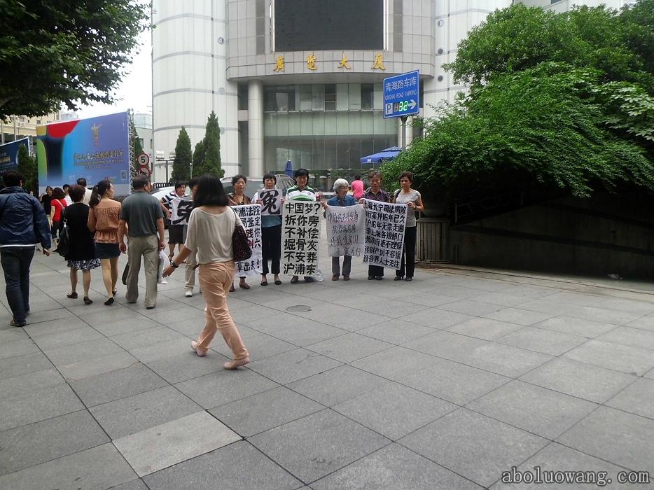 上海访民在电视台前展示“中国梦之声”